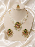 Green necklace set with white pearls